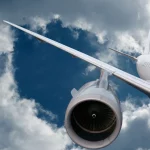 aviao-com-3-pessoas-a-bordo-cai-em-rua-movimentada-na-florida,-nos-eua