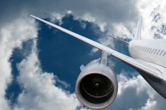 aviao-com-3-pessoas-a-bordo-cai-em-rua-movimentada-na-florida,-nos-eua