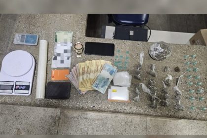 jovem-e-detido-com-drogas-e-materiais-para-trafico-em-itamaraju