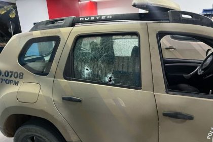 troca-de-tiros-com-suspeitos-termina-com-pm-ferido-e-viaturas-cravadas-de-balas