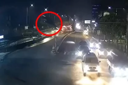 condutor-se-confunde-com-gps-e-carro-despenca-de-ponte-na-indonesia