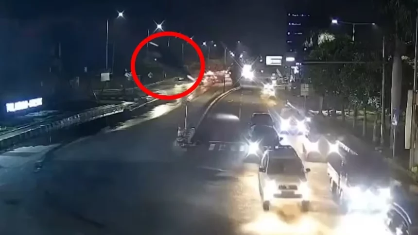 condutor-se-confunde-com-gps-e-carro-despenca-de-ponte-na-indonesia