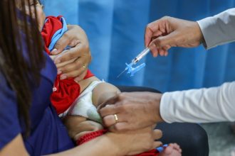 vacinacao-nas-escolas:-criancas-sao-imunizadas-e-atualizam-caderneta