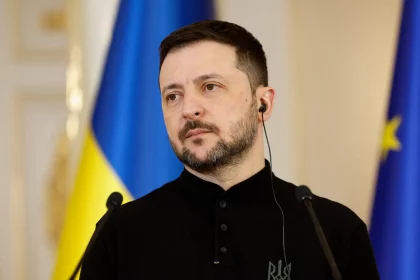 zelenski-demite-governador-por-cerimonia-militar-em-dia-de-ataque