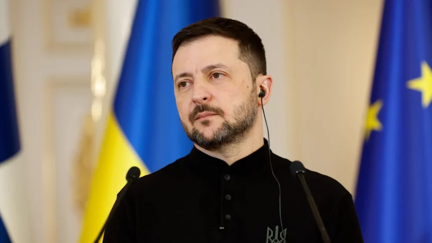 zelenski-demite-governador-por-cerimonia-militar-em-dia-de-ataque