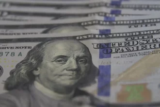 dolar-chega-perto-dos-r$-5,90-com-tensoes-comerciais