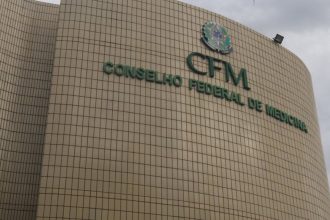 cfm-veta-terapia-hormonal-para-menor-de-18-anos-e-restringe-cirurgias