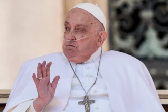 papa-francisco-aparece-no-domingo-de-pascoa-para-dar-a-bencao-aos-fieis