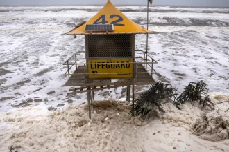 ondas-gigantes-deixam-ao-menos-seis-mortos-na-australia