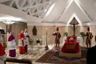 vaticano-divulga-primeiras-imagens-do-papa-no-caixao;-veja
