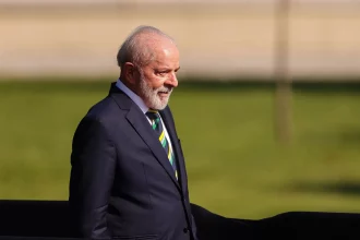 lula-deve-embarcar-na-quinta-feira-para-funeral-do-papa-com-janja,-motta,-alcolumbre-e-barroso