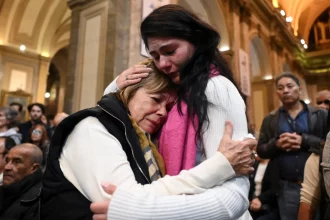 entre-lagrimas-e-oracoes,-milhoes-de-fieis-choram-morte-do-papa;-veja