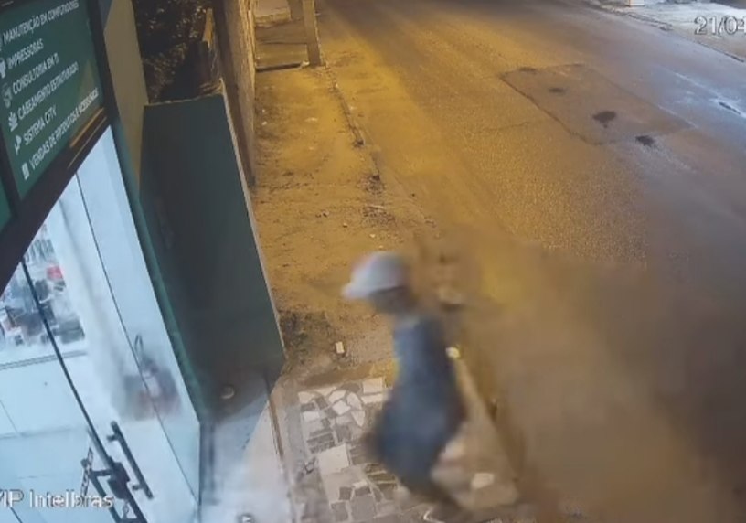 trio-e-preso-por-furto-em-loja-de-informatica-na-pituba-em-teixeira-de-freitas