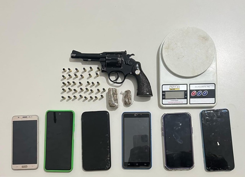 homem-e-preso-por-porte-ilegal-de-arma-e-trafico-de-drogas-em-nova-vicosa