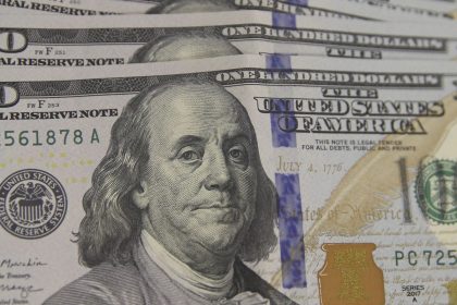 dolar-cai-pela-sexta-vez-seguida-e-fecha-em-r$-5,68