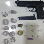 pm-apreende-drogas-e-simulacro-de-arma-de-fogo-em-lajedao