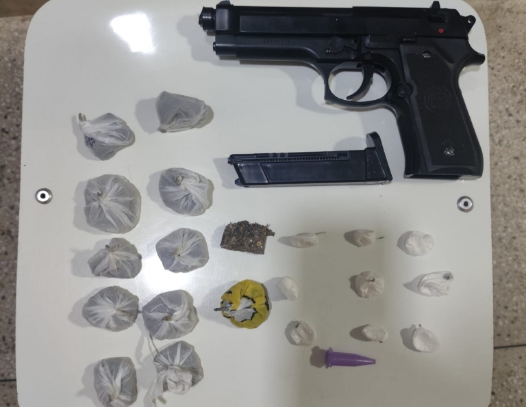 pm-apreende-drogas-e-simulacro-de-arma-de-fogo-em-lajedao