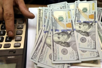 dolar-sobe-para-r$-5,67-apos-oito-quedas-consecutivas
