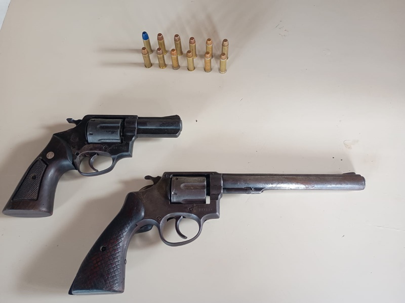 dupla-e-presa-com-armas-de-fogo-em-estrada-no-interior-de-prado