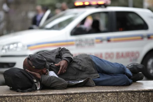 pobreza-cai-em-2024,-mas-em-ritmo-menor-devido-a-restricao-fiscal,-diz-banco-mundial