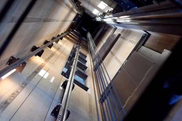 mulher-de-85-anos-morre-ao-cair-em-poco-de-elevador-em-casa-de-repouso-na-zona-leste-de-sp