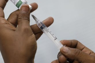 rio-retoma-nesta-quarta-feira-vacinacao-atualizada-contra-covid-19