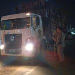 pm-recupera-caminhao-com-restricao-e-carga-irregular-em-nova-vicosa