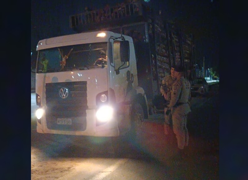 pm-recupera-caminhao-com-restricao-e-carga-irregular-em-nova-vicosa