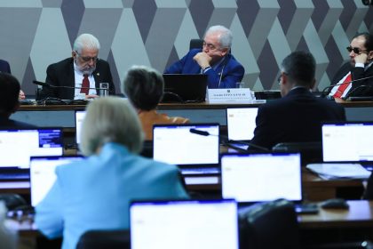 ccj-do-senado-adia-votacao-sobre-fim-da-reeleicao-para-presidente