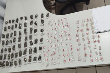 pm-prende-dupla-acusada-de-trafico-de-drogas-em-posto-da-mata