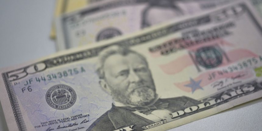 dolar-cai-para-r$-5,66-apos-copom-e-acordo-entre-eua-e-reino-unido
