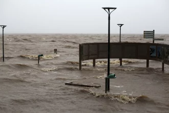 temporais-causam-alagamentos,-bloqueio-de-estrada-e-destelhamentos-no-rs
