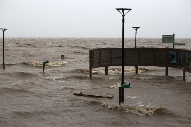 temporais-causam-alagamentos,-bloqueio-de-estrada-e-destelhamentos-no-rs