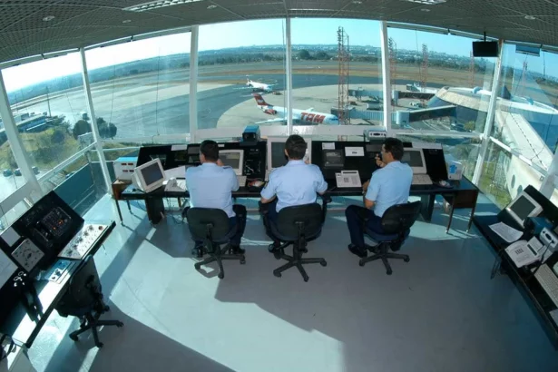 controladores-de-voo-recorrem-a-bicos-com-uber-e-aulas-para-complementar-renda