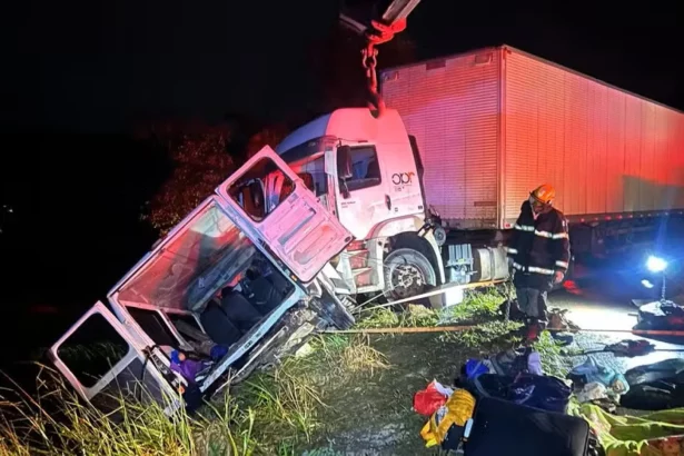 colisao-entre-caminhao-e-van-deixa-nove-mortos-em-minas-gerais