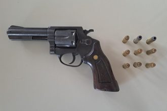 arma-de-fogo-e-apreendida-apos-denuncia-anonima-em-posto-da-mata