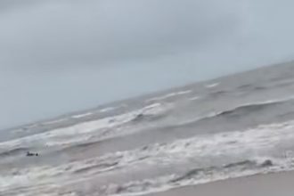 homem-entra-em-mar-agitado-e-e-resgatado-inconsciente-em-porto-seguro