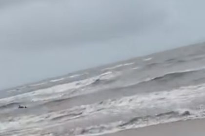 homem-entra-em-mar-agitado-e-e-resgatado-inconsciente-em-porto-seguro