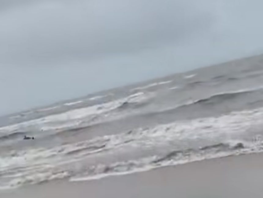 homem-entra-em-mar-agitado-e-e-resgatado-inconsciente-em-porto-seguro