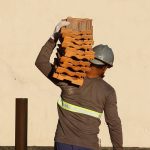 ibge:-salario-na-construcao-recua-22%-em-2023,-na-comparacao-com-2014