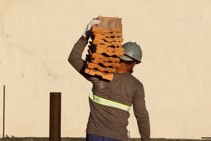 ibge:-salario-na-construcao-recua-22%-em-2023,-na-comparacao-com-2014