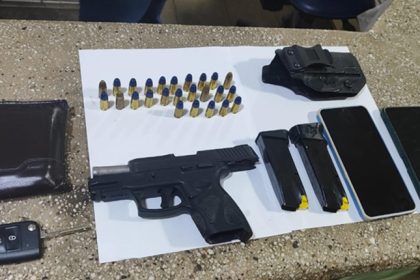 dupla-e-presa-com-pistola-de-uso-restrito-em-acao-da-pm-em-teixeira 