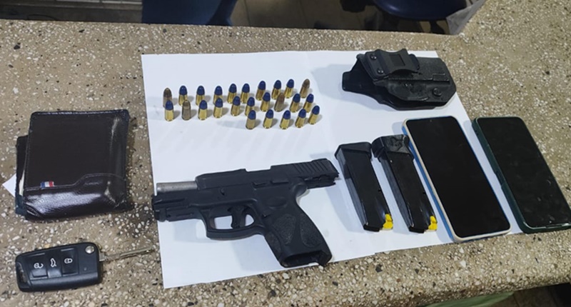 dupla-e-presa-com-pistola-de-uso-restrito-em-acao-da-pm-em-teixeira 