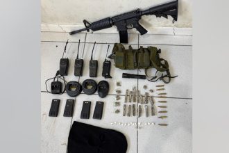 policia-militar-realiza-apreensao-de-fuzil-no-mercado-do-povo