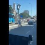 homem-em-cadeira-de-rodas-circula-no-transito-e-faz-ultrapassagens;-veja