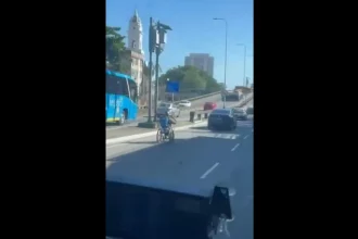 homem-em-cadeira-de-rodas-circula-no-transito-e-faz-ultrapassagens;-veja