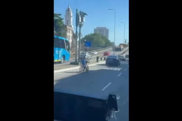 homem-em-cadeira-de-rodas-circula-no-transito-e-faz-ultrapassagens;-veja