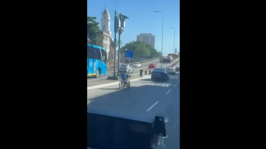 homem-em-cadeira-de-rodas-circula-no-transito-e-faz-ultrapassagens;-veja
