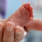 bebe-morre-engasgado-em-creche-clandestina-que-funcionava-ha-dez-anos