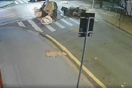 carro-se-parte-ao-meio-em-acidente-e-motorista-segue-dirigindo-o-veiculo